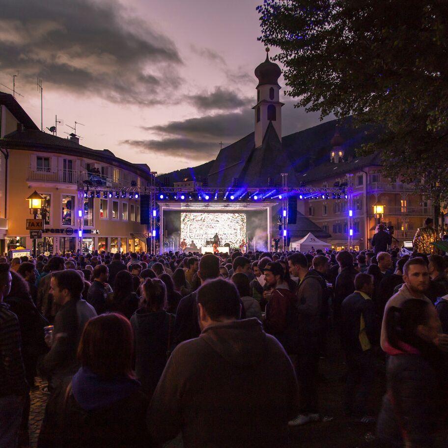 Newstage | Die innovativen Bühnen - Einsatzmöglichkeiten - Stadtfeste/Kundgebungen